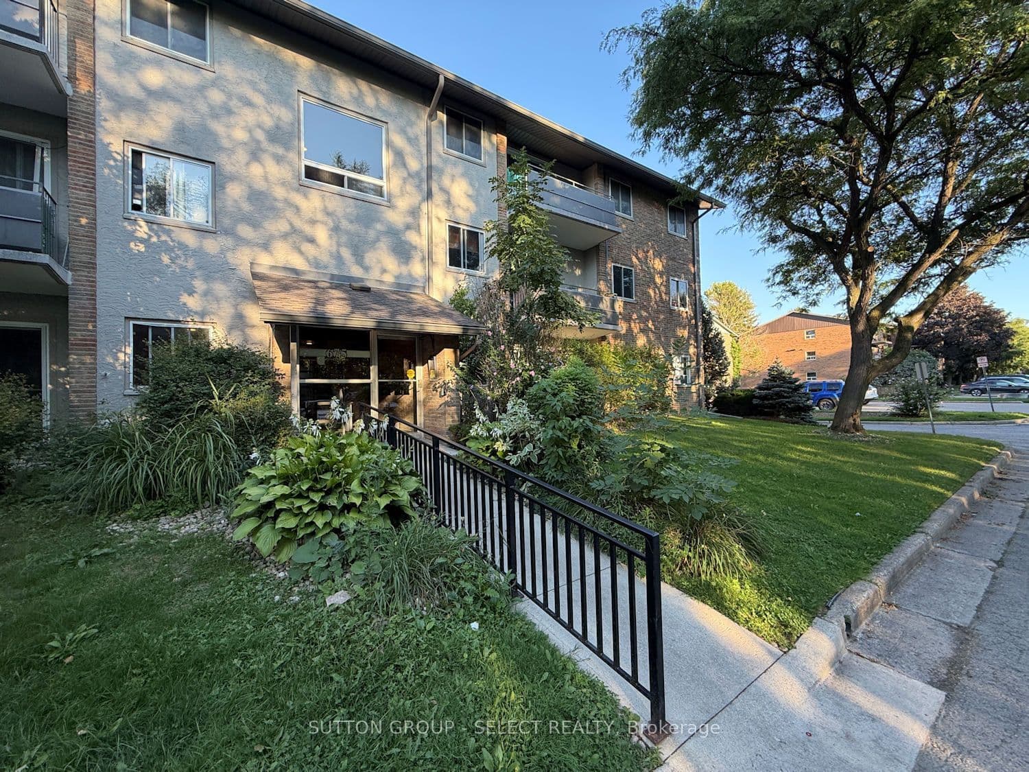 675 Wonderland Road S 12, London South, ON N6K 1M1