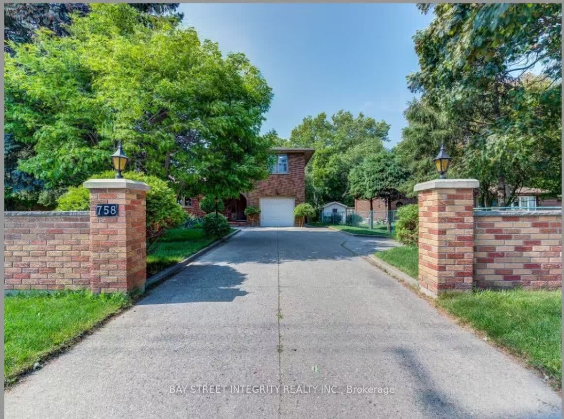 Upper 758 Bradley Avenue, London South, ON N6E 1J9
