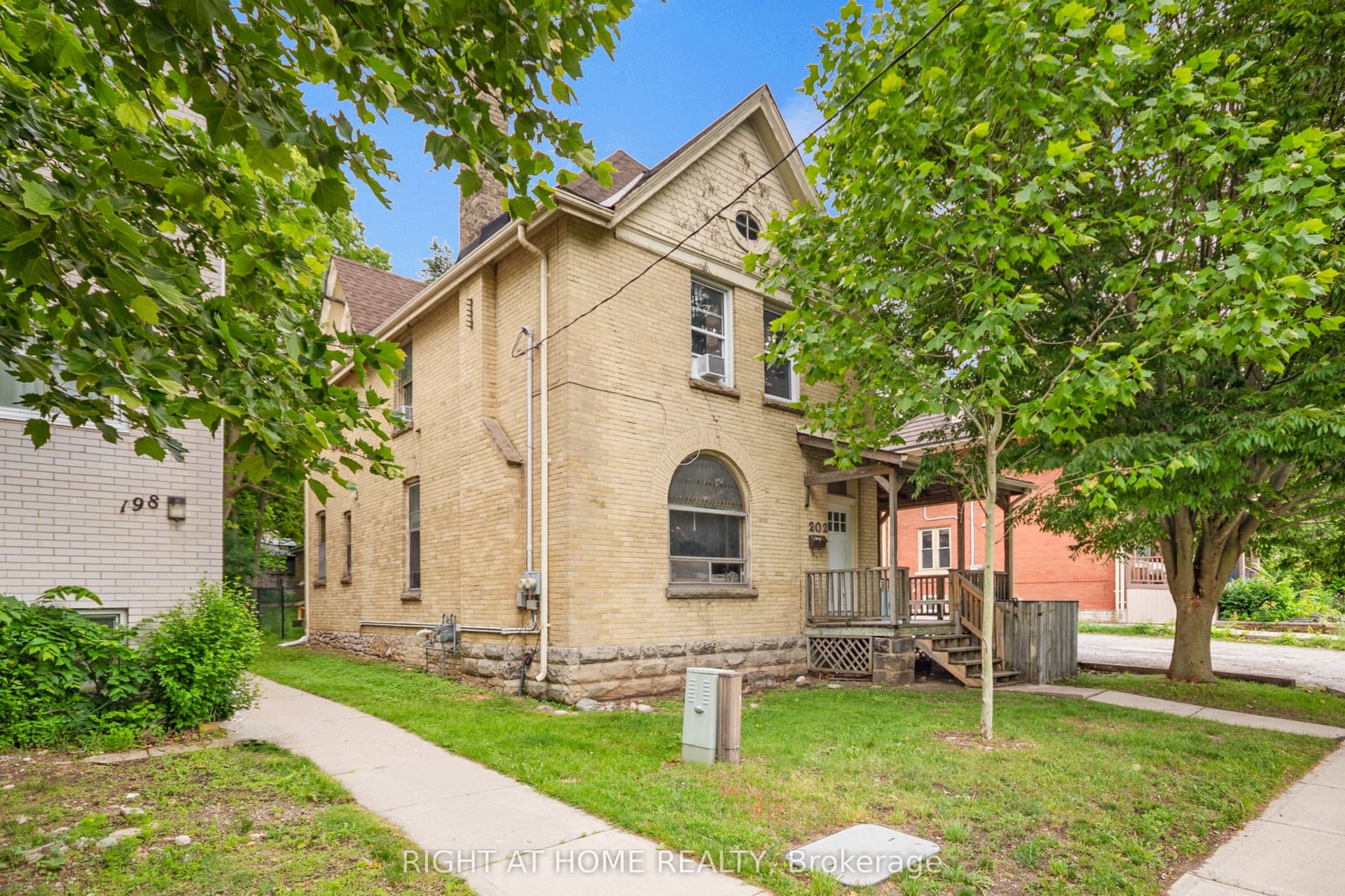202 Sydenham Street, London East, ON N6A 1W3