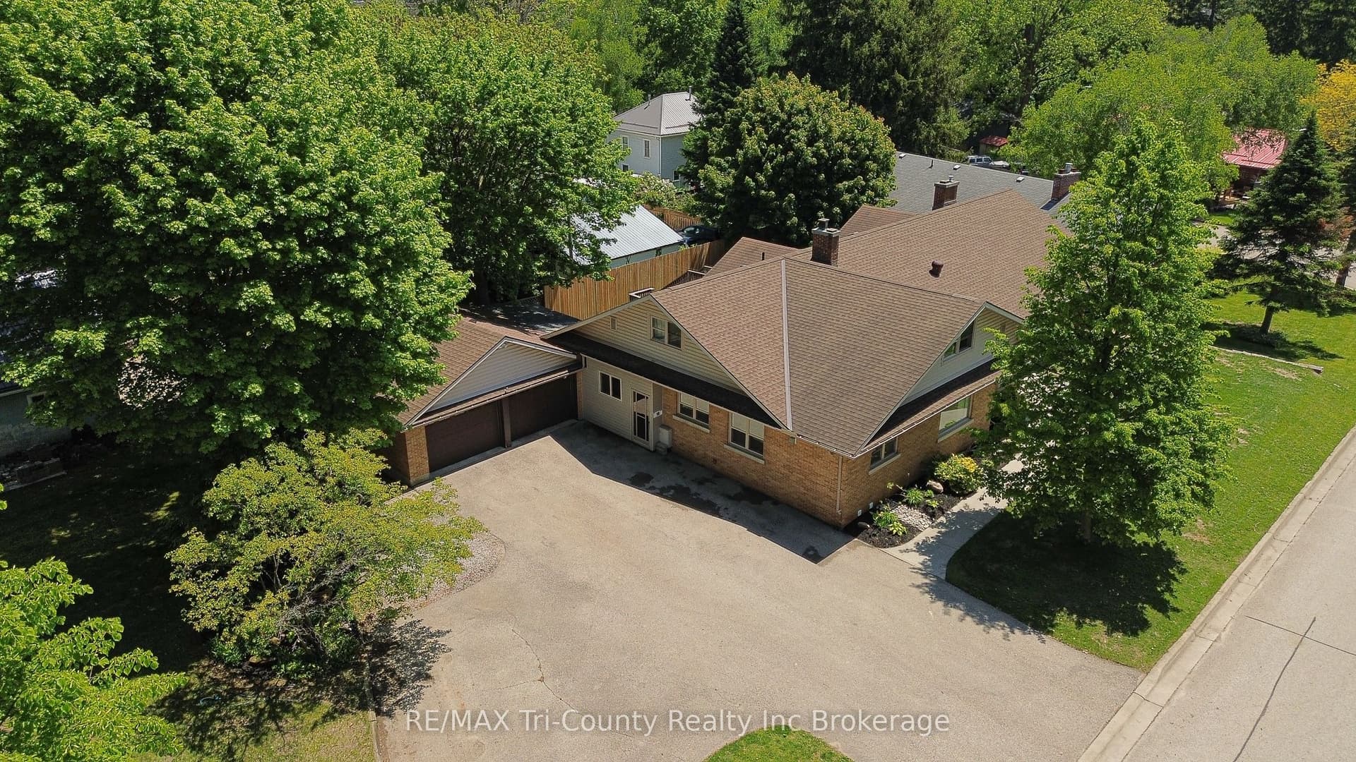 16 Delevan Crescent, Tillsonburg, ON N4G 3M7