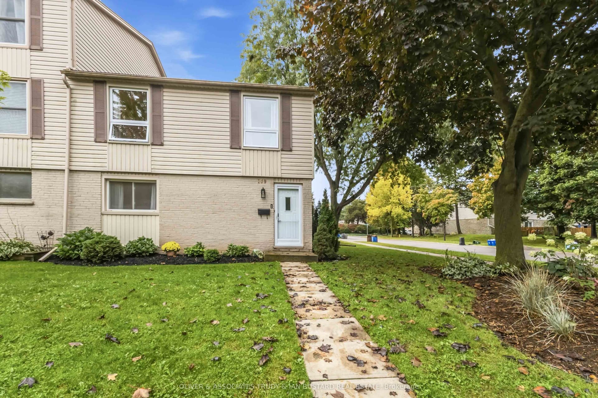 109 McMaster Drive E, London South, ON N6K 1J3