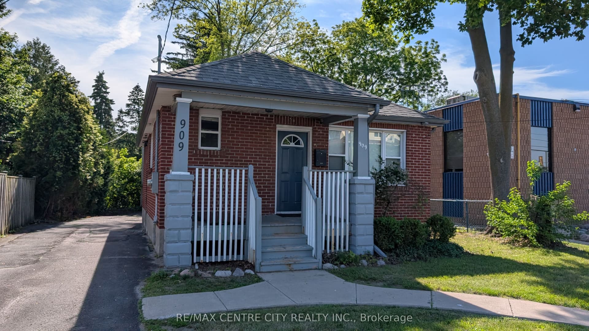 909 Adelaide Street N, London East, ON N5Y 2M6